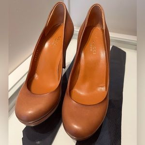 AUTHENTIC GUCCI PUMPS only worn once on carpet. Size 35 (5)